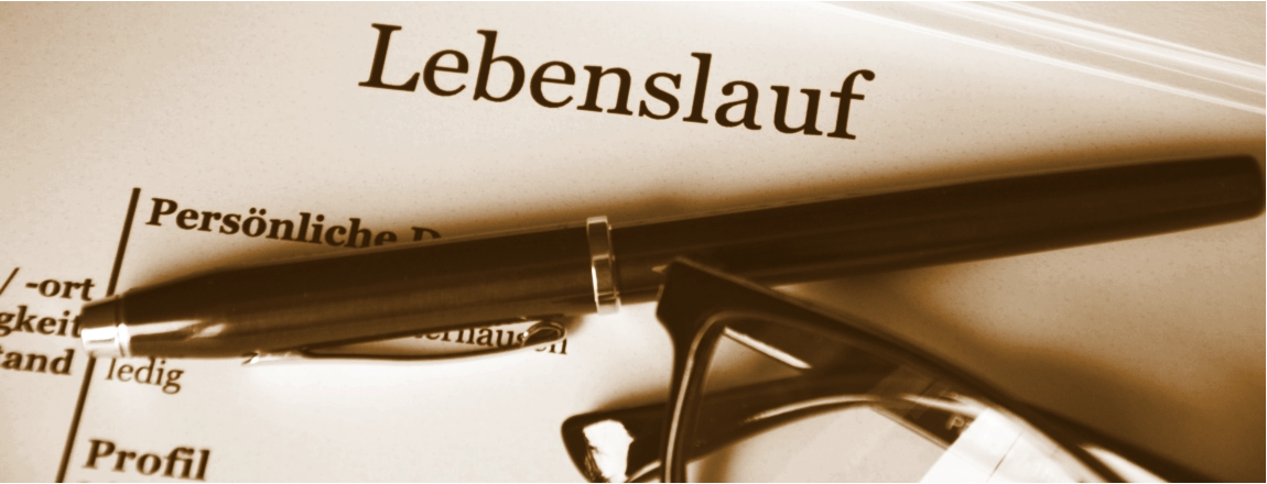 Ein Bild mit 3 Topfpflanzen, ein Smartphone, ein Blutdruckmessgerät und ein Notizbuch auf eine Tisch.