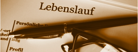 Ein Bild mit 3 Topfpflanzen, ein Smartphone, ein Blutdruckmessgerät und ein Notizbuch auf eine Tisch.